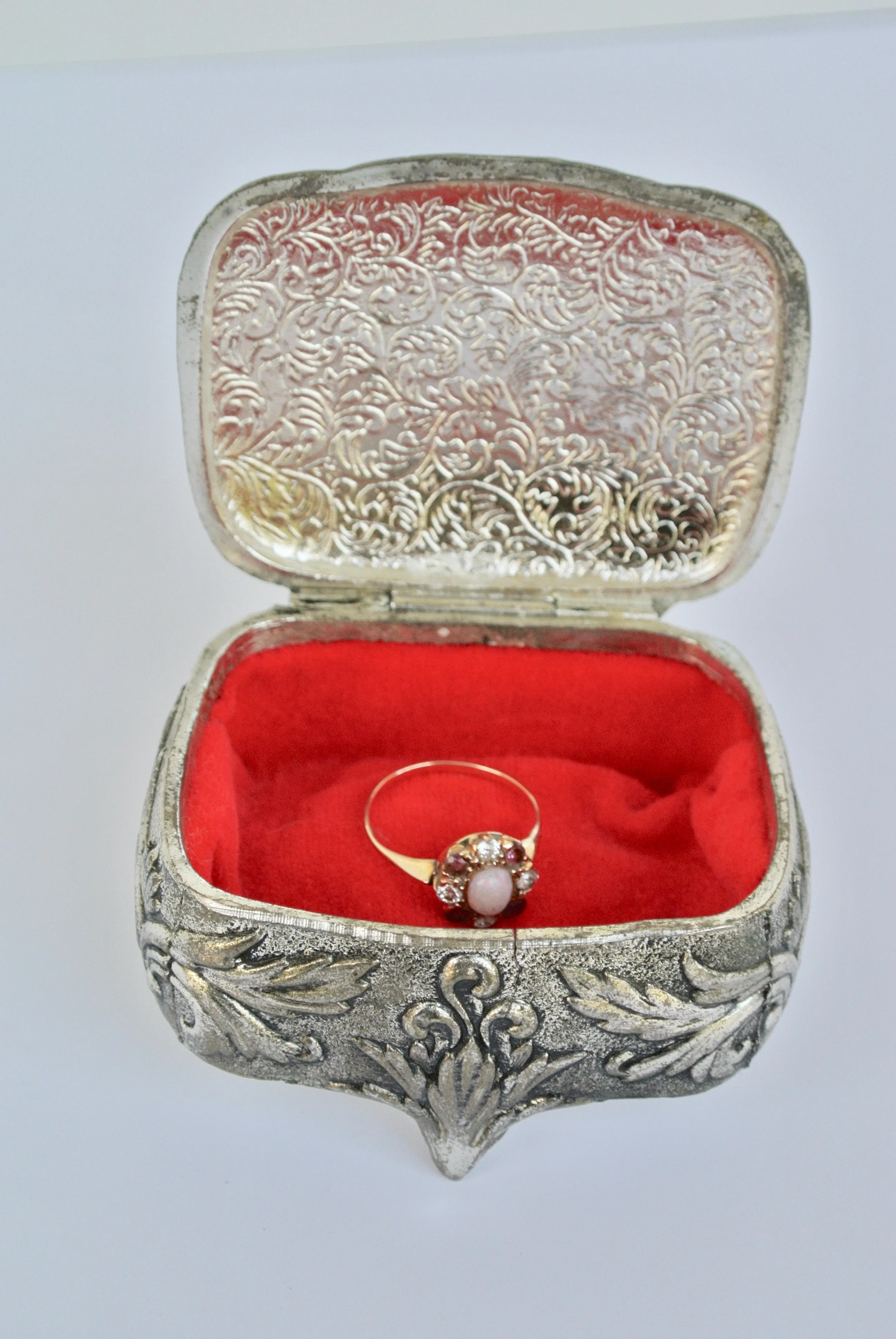 A Red Velvet Rose Ring Box (mini)