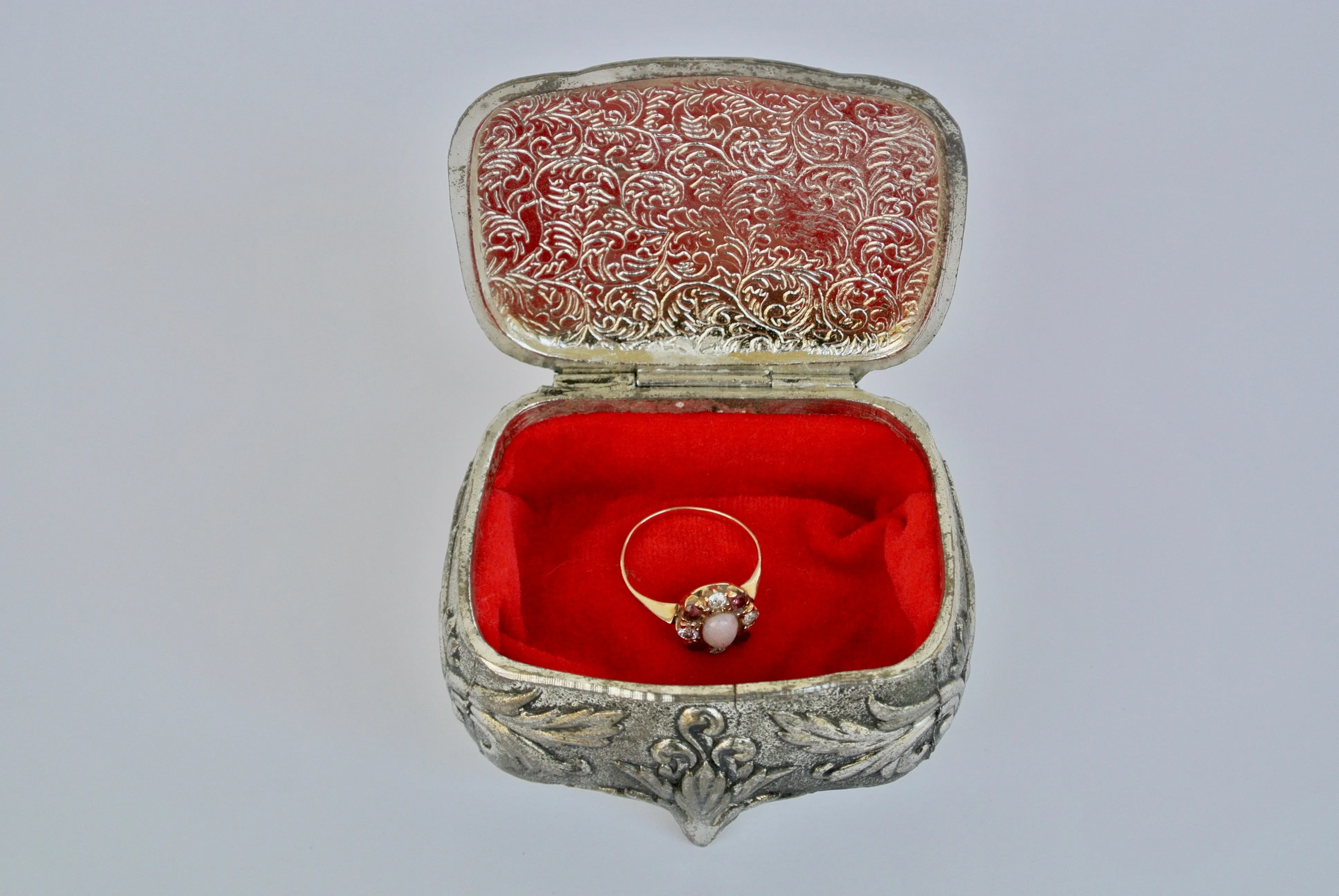 A Red Velvet Rose Ring Box (mini)