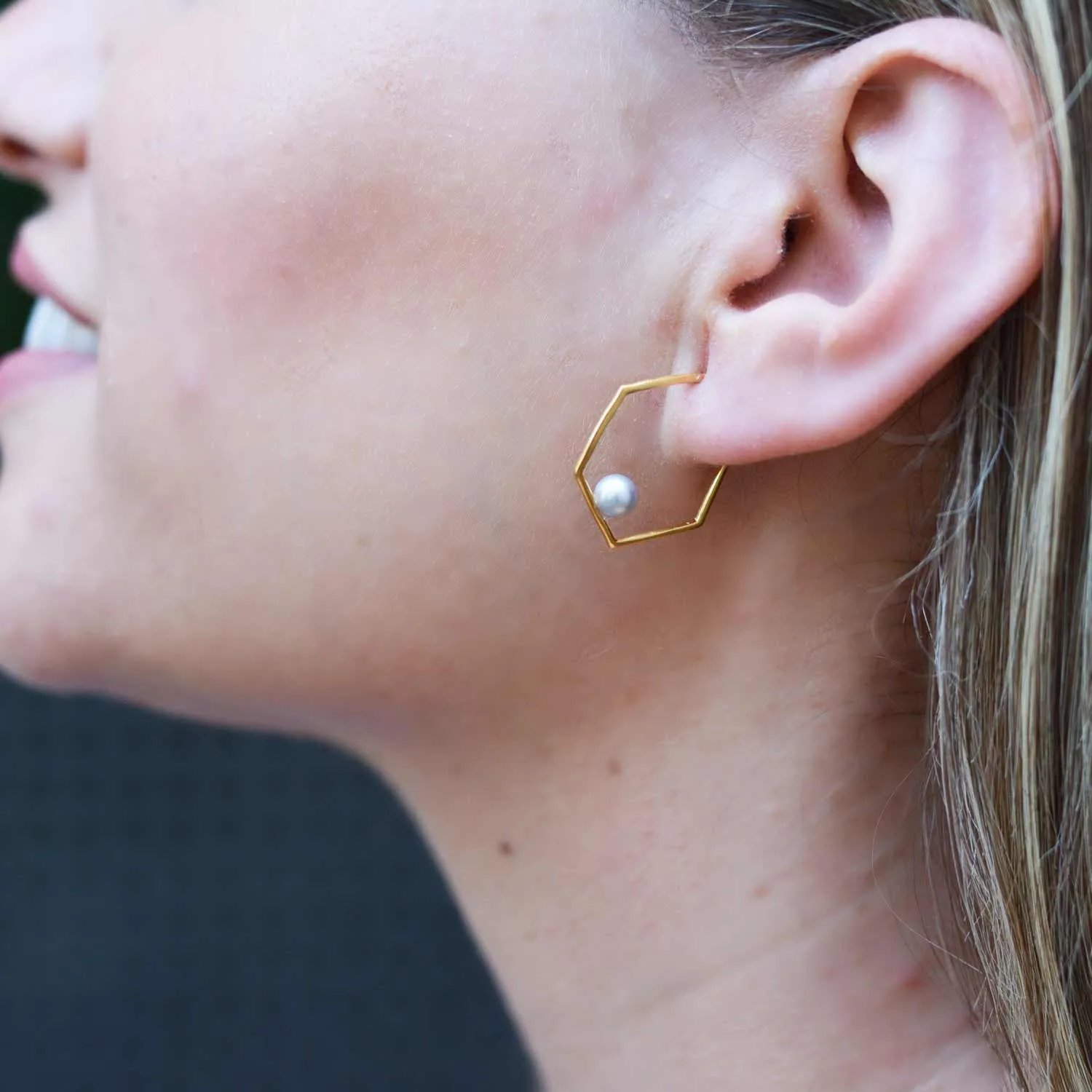 Gold White Pearl Earrings Minerva
