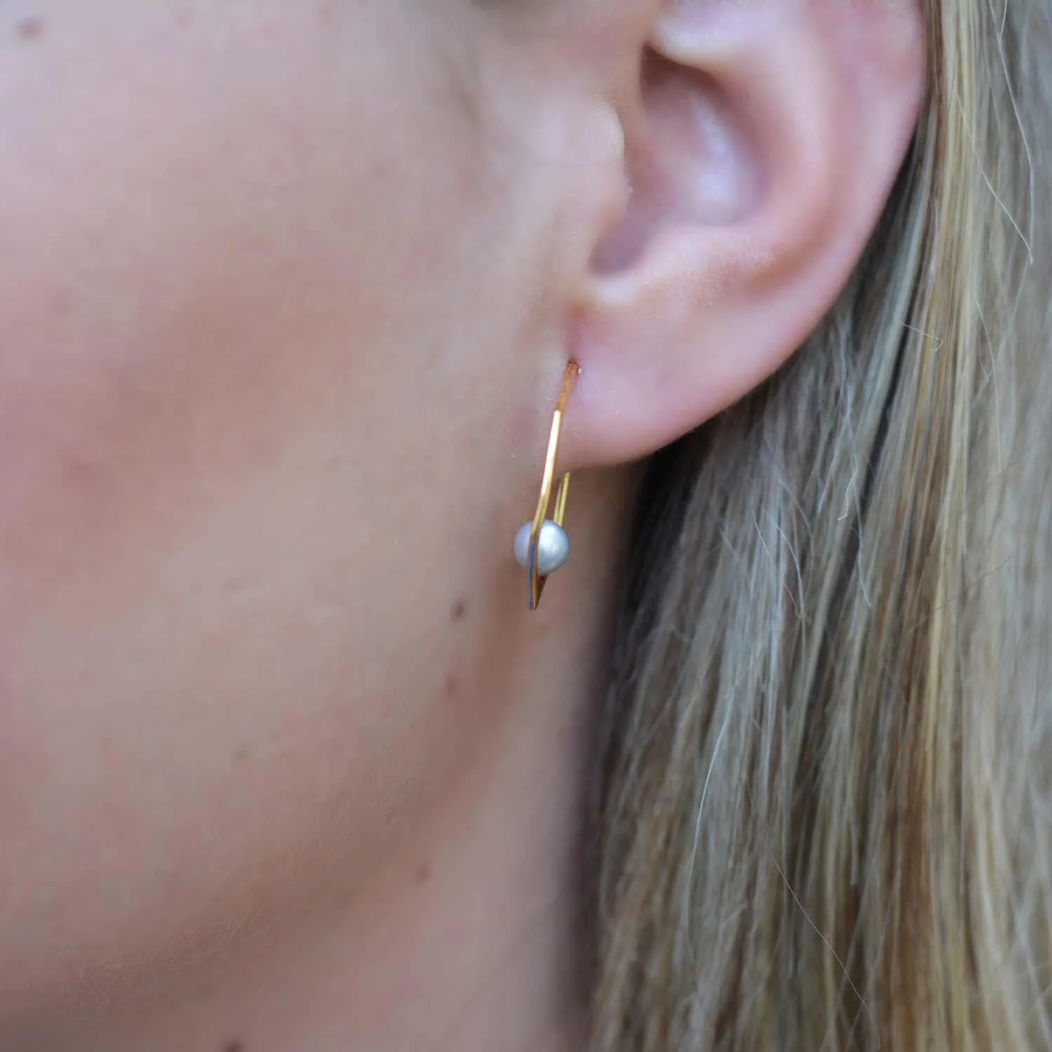 Gold White Pearl Earrings Minerva