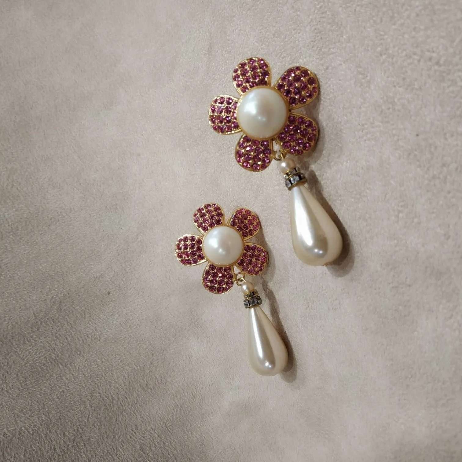 Pearl and pink Earrings by Escada