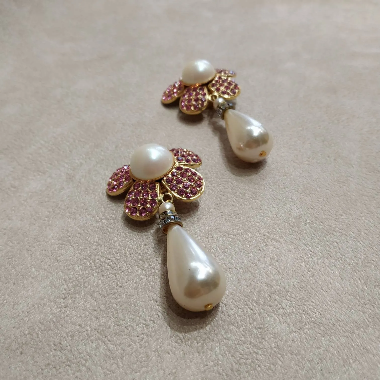 Pearl and pink Earrings by Escada