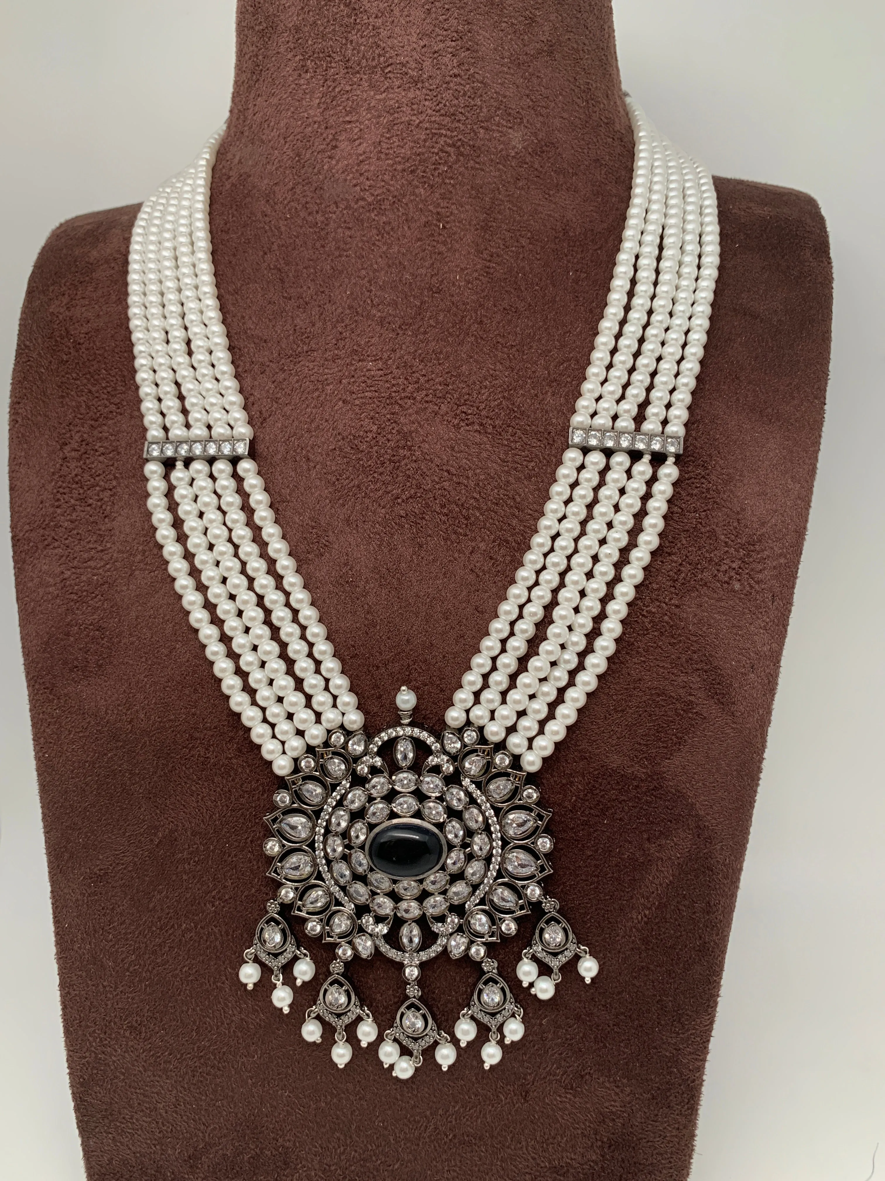 Shell Pearl Raani Haar with Victorian Polish Blue Stone Moissanite Pendent