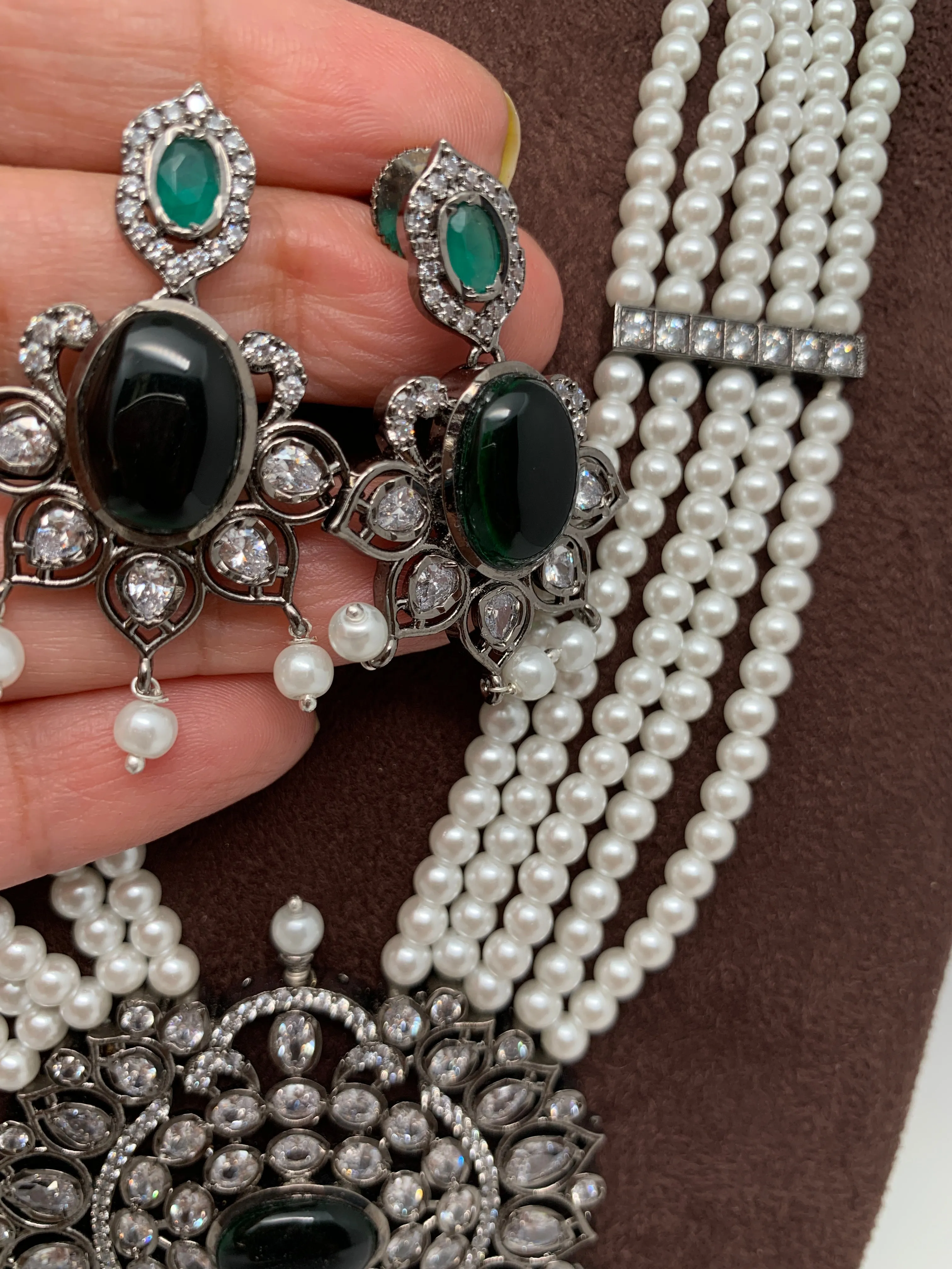 Shell Pearl Raani Haar with Victorian Polish Green Stone Moissanite Pendent