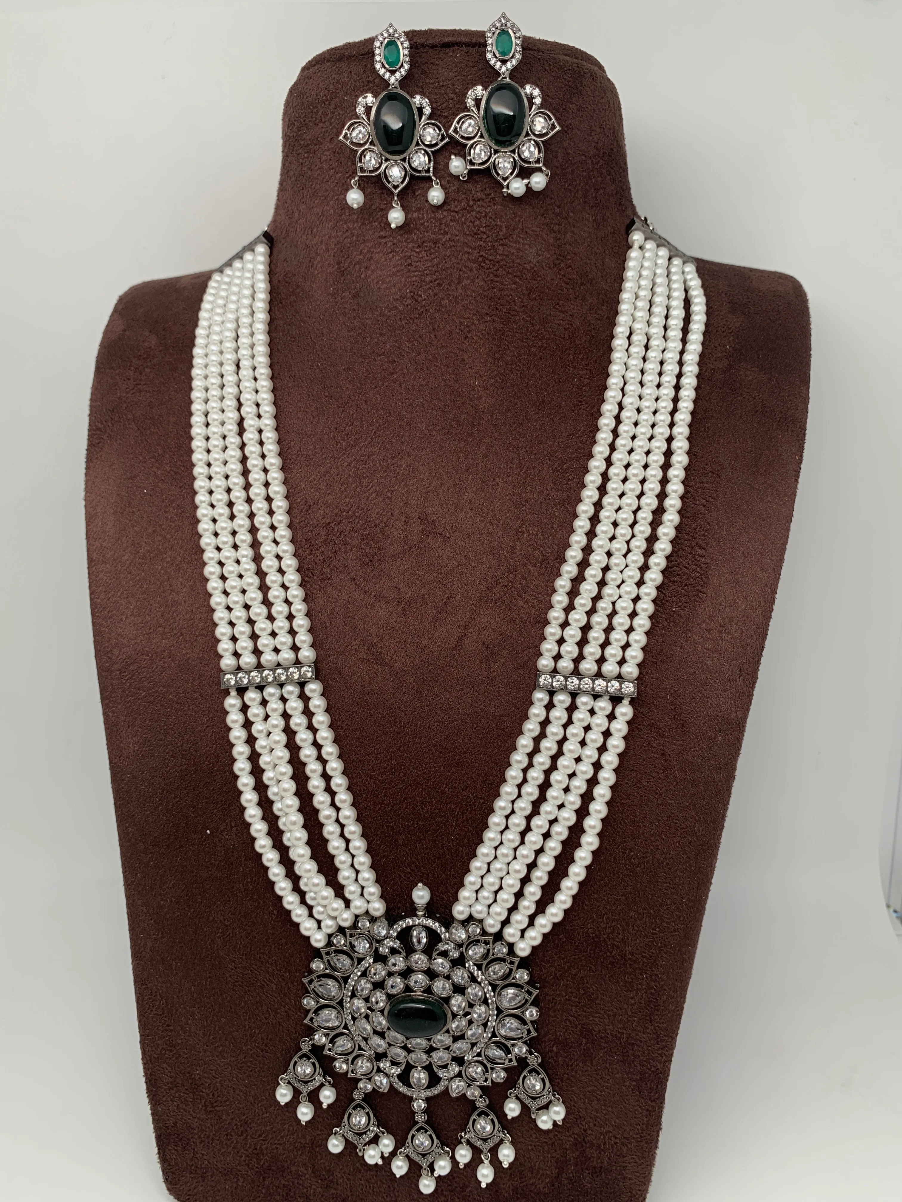 Shell Pearl Raani Haar with Victorian Polish Green Stone Moissanite Pendent