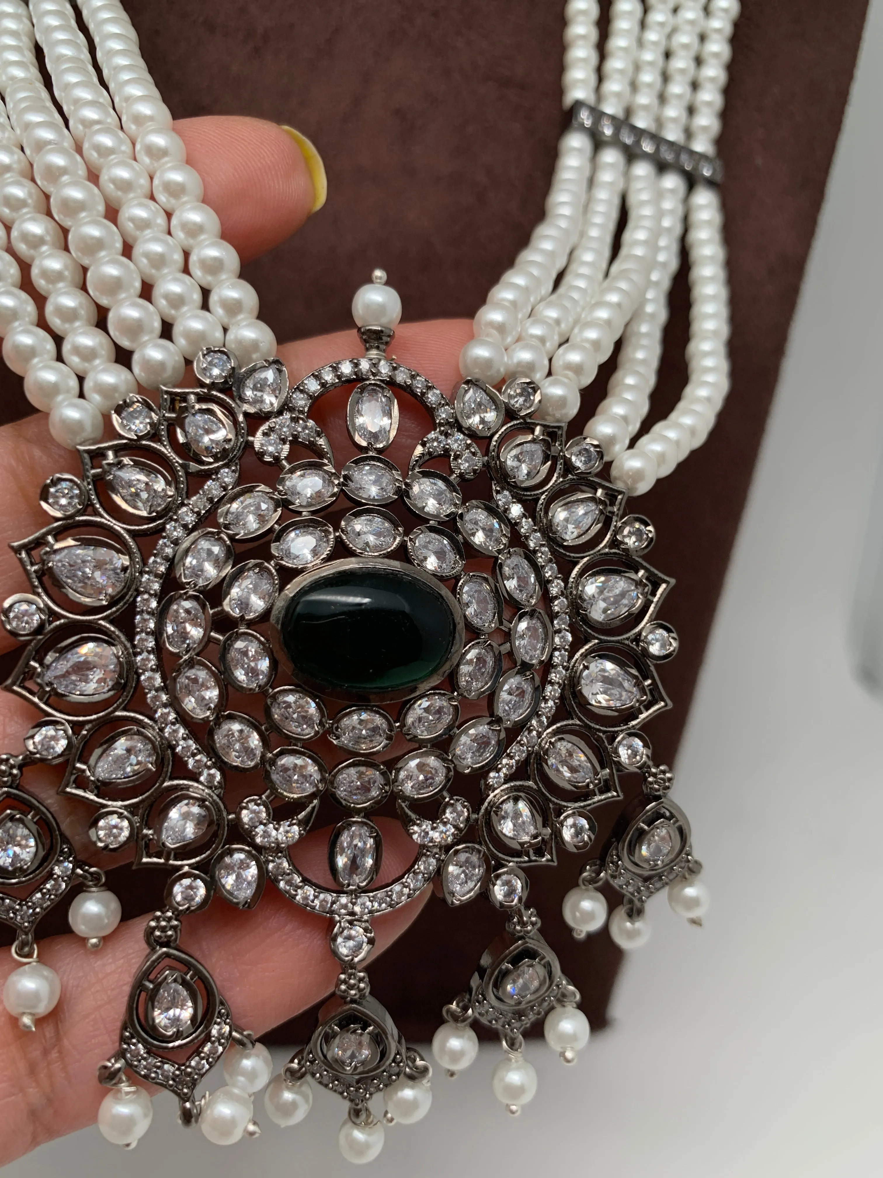 Shell Pearl Raani Haar with Victorian Polish Green Stone Moissanite Pendent